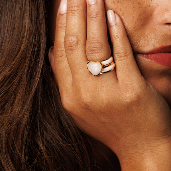 Gouden ringenset met Rose Quartz hart, 5 ringen: 2 roze keramiek, 2 aanschuifringen. 1 jaar garantie.