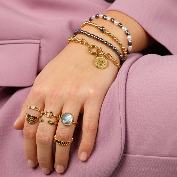 Gouden Armband met Zwarte Parels - Mysterieus Design