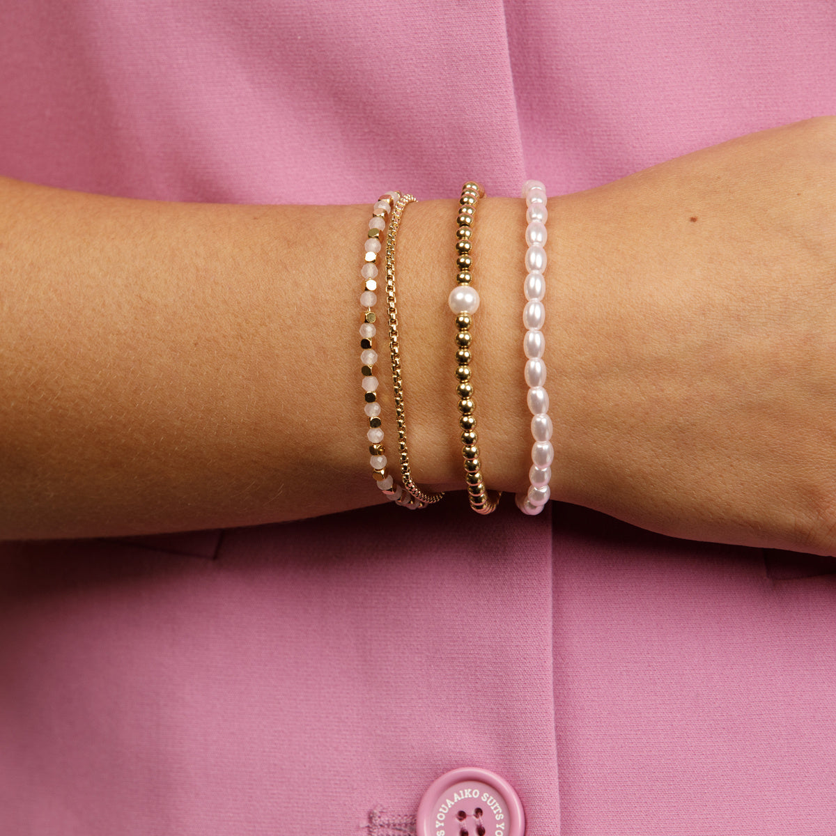 Goldenes Armband mit rosa Perlen - Energie & Glück