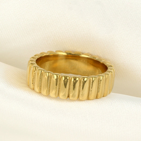 Goudkleurige ring met ribbels - Eigentijds en stijlvol ontwerp