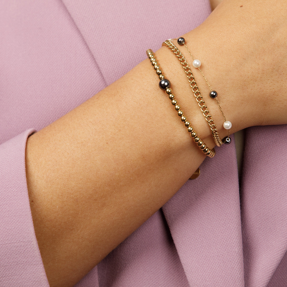 Goldenes Armband mit schwarzen und weißen Perlen