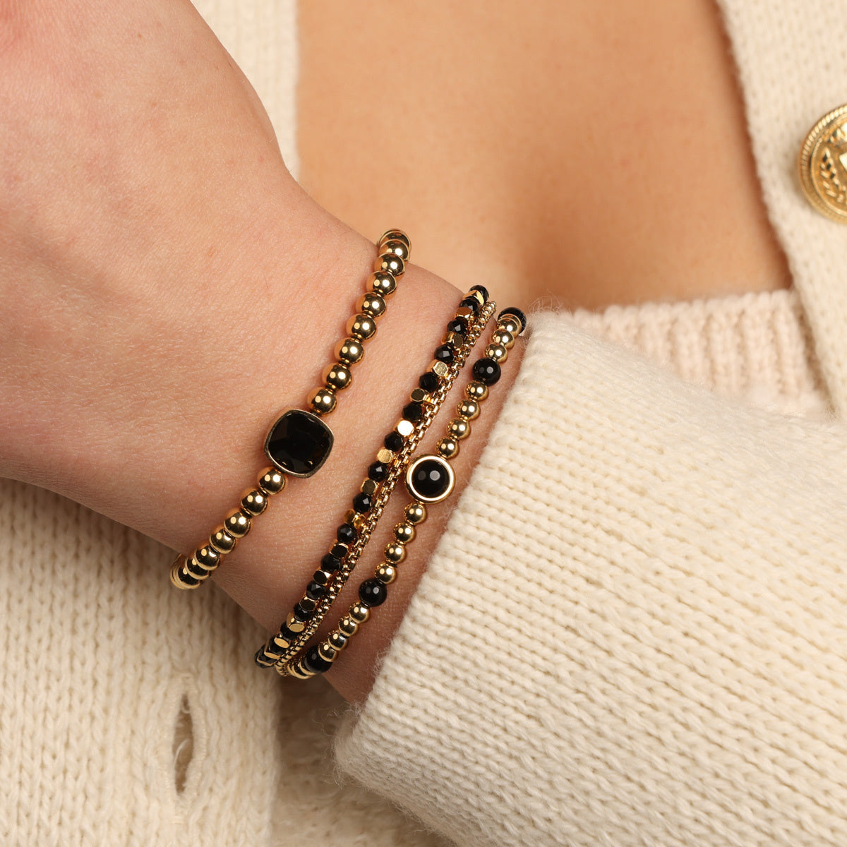 Gouden Armband met Zwarte Glasstenen - Elegant Accessoire