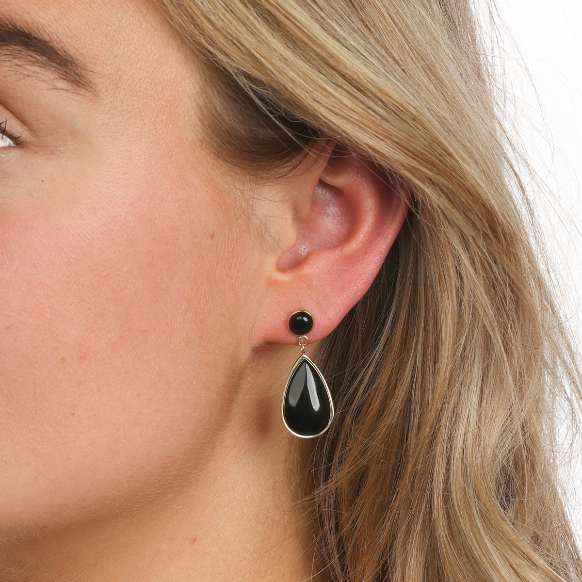 Onyx Eleganz: Goldener Tropfen Ohrring