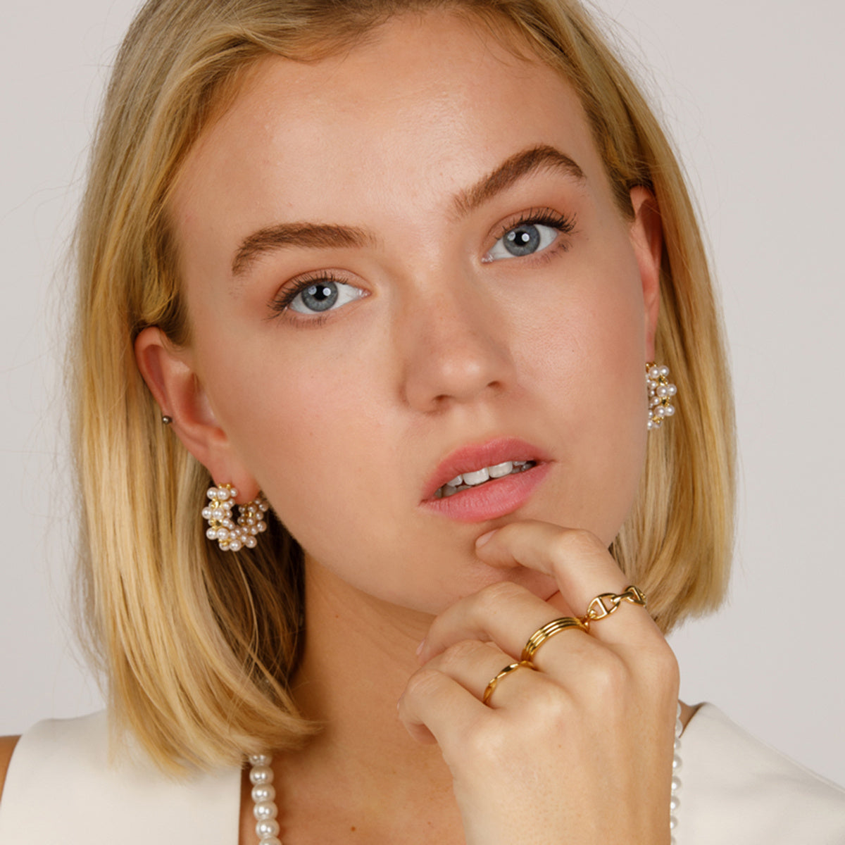 Luxe Gouden Oorbellen met Stralende Witte Parels