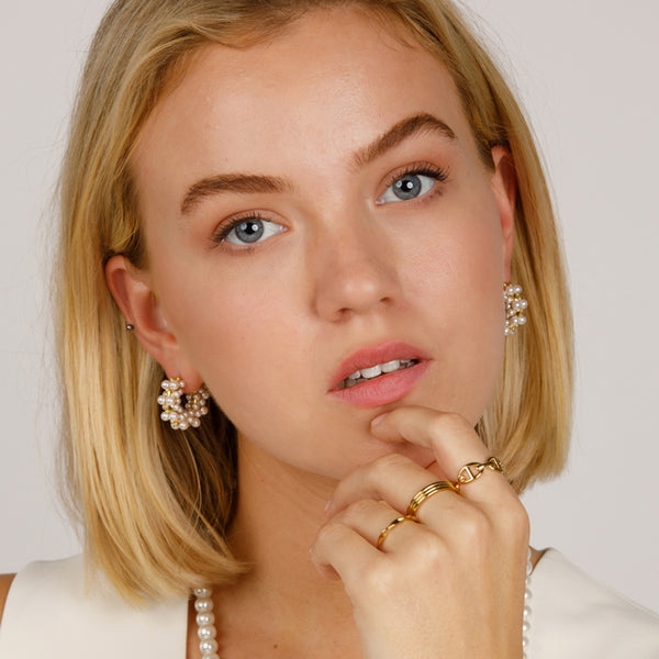 Luxe Gouden Oorbellen met Stralende Witte Parels