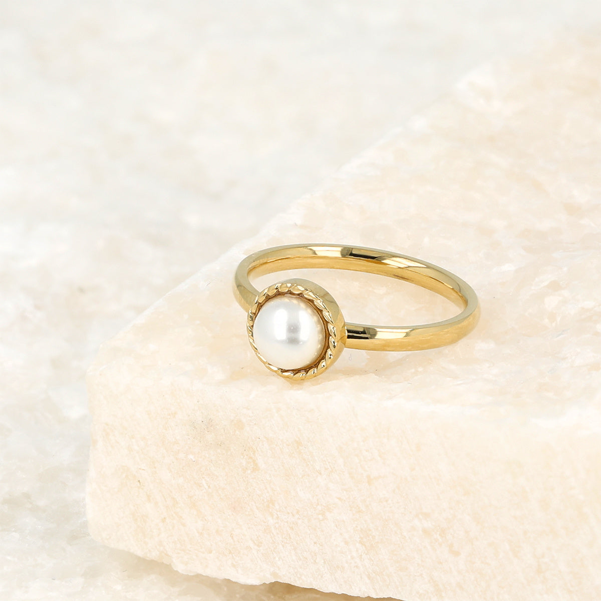 Gouden ring - witte parel - vintage rand