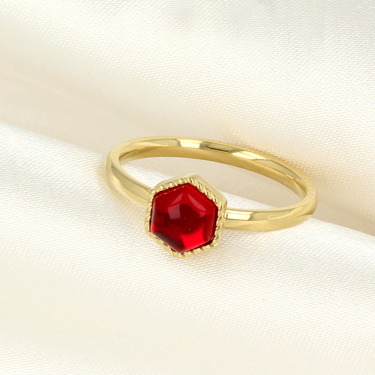 Goldener Ring - Sechseckiger dunkelroter Glasstein