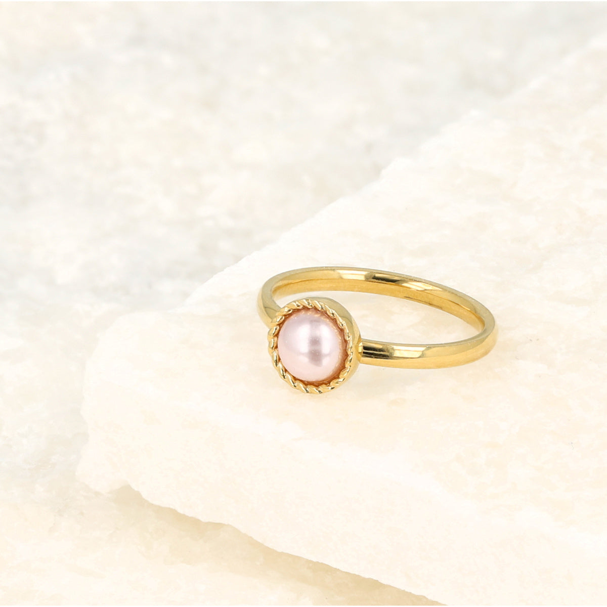 Goldener Ring mit rosa Perle - Gedrehter Rand - Vintage