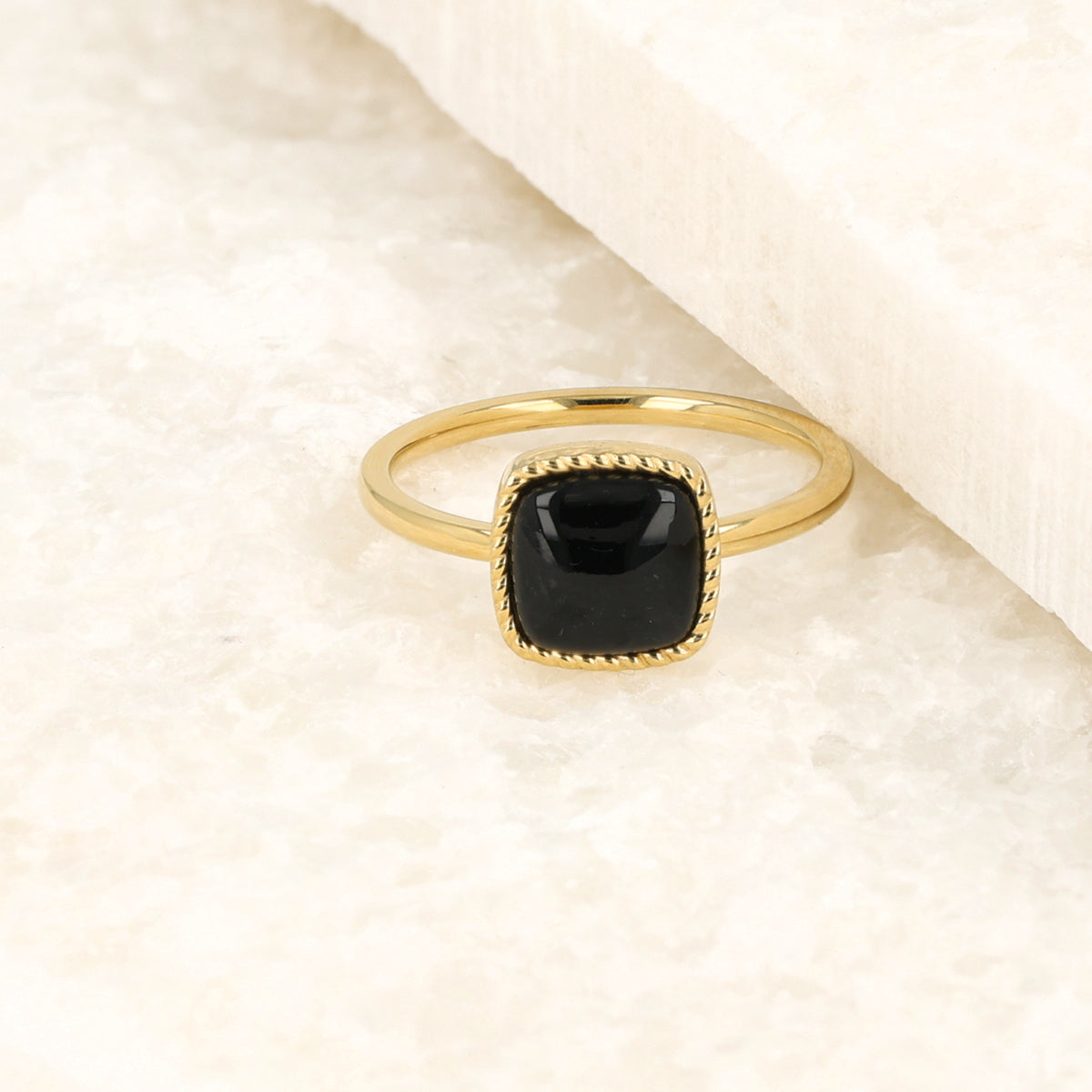Goldener Siegelring mit Onyx - schickes und kraftvolles Design