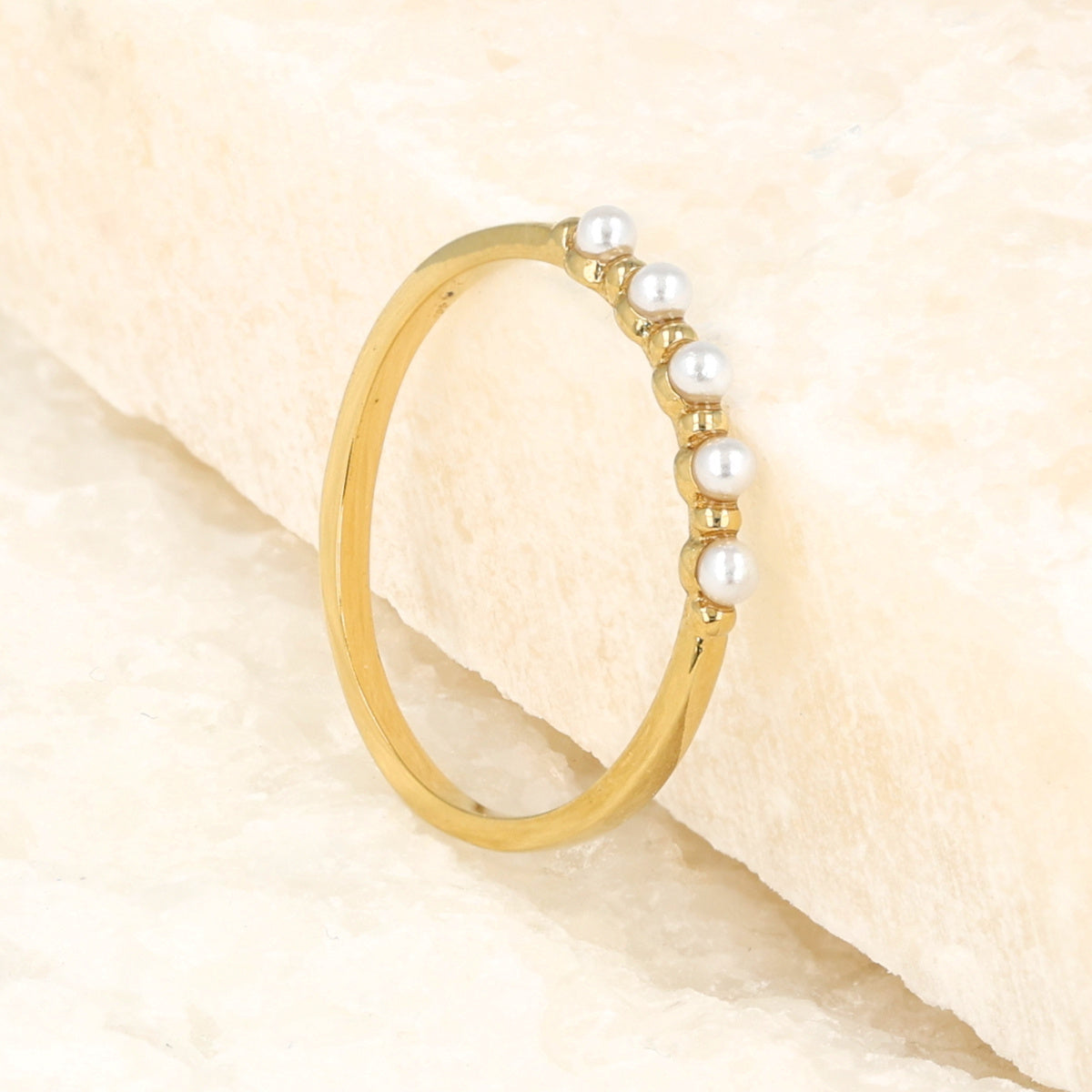 Minimalistische gouden ring - kleine witte parels