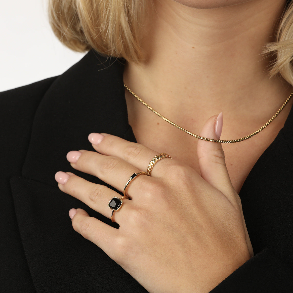 Gevlochten gouden ring - Brede stapelring - Verfijnd patroon