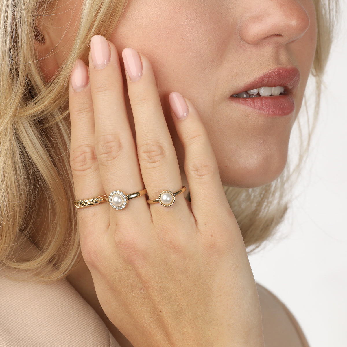 Gevlochten gouden ring - Brede stapelring - Verfijnd patroon
