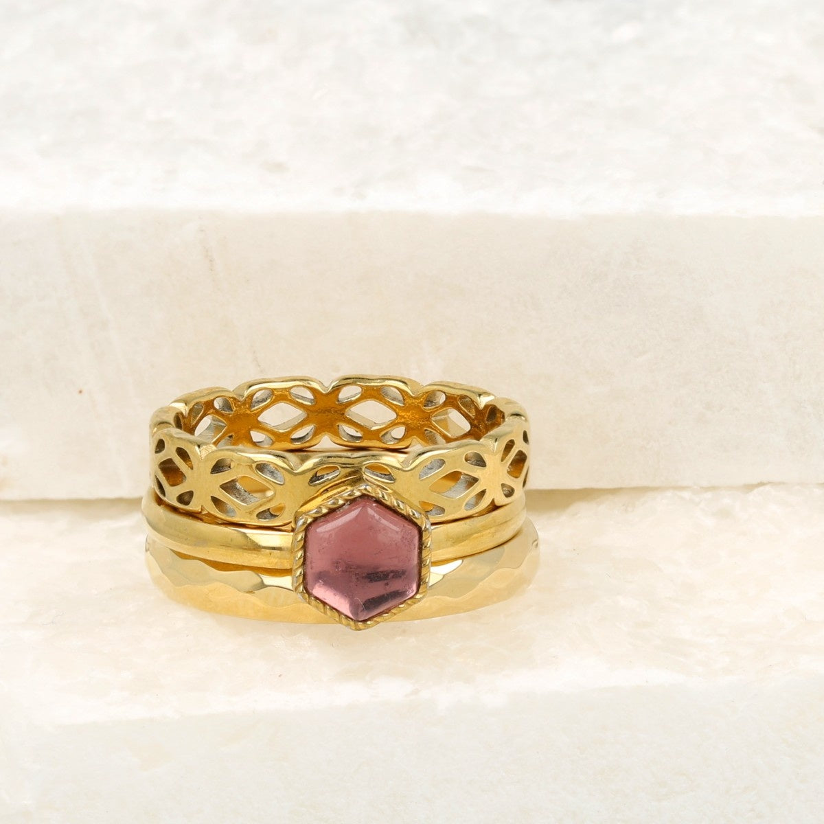 Gouden ringenset met zeshoekige roze glassteen, 2 aanschuifringen. Stijlvol en elegant. Inclusief 1 jaar garantie.