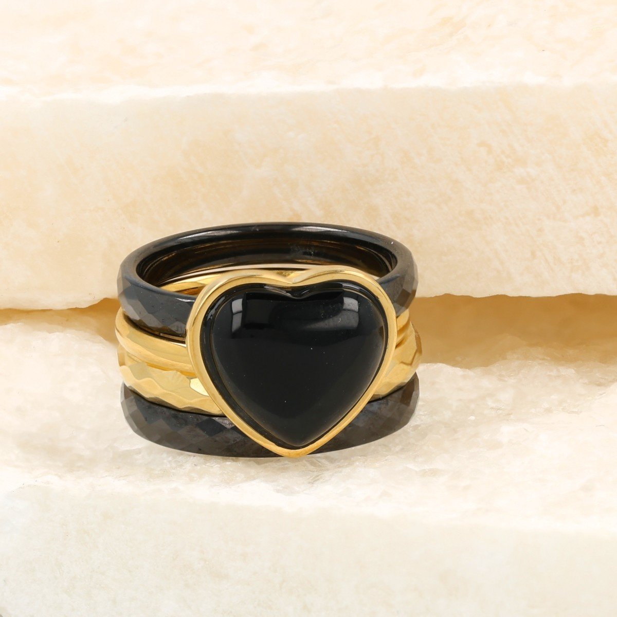 Gouden ringenset met Onyx hart en zwart keramiek. Stijlvol en elegant. Inclusief 1 jaar garantie.
