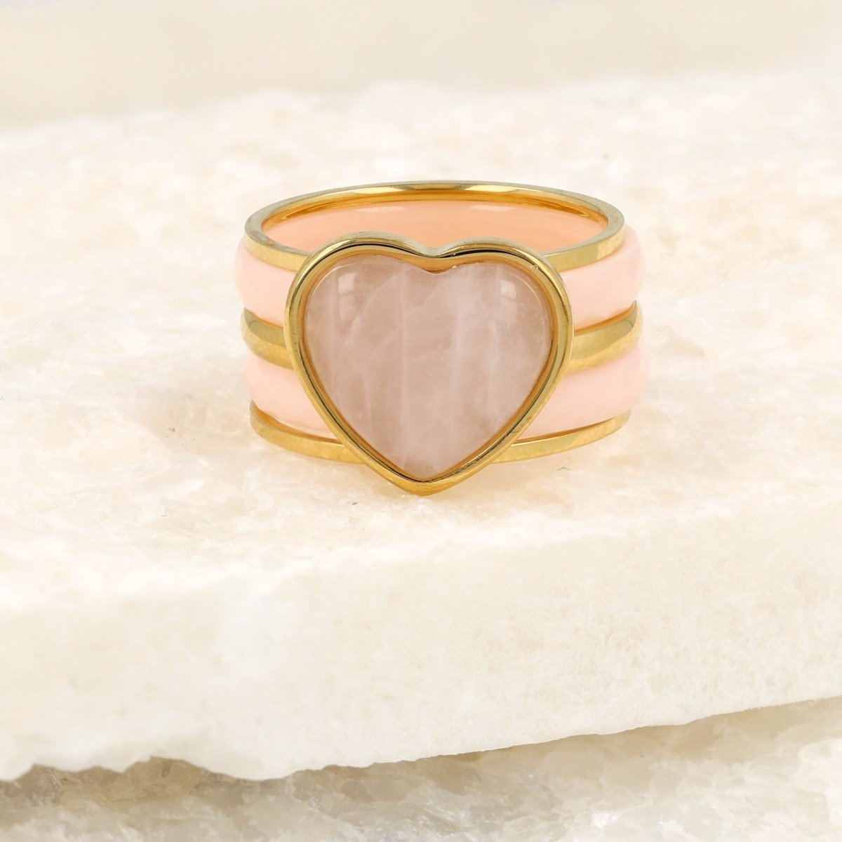 Gouden ringenset met Rose Quartz hart, 5 ringen: 2 roze keramiek, 2 aanschuifringen. 1 jaar garantie.