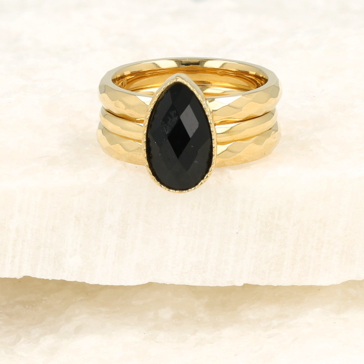 Gouden ringenset met facet geslepen ringen en zwarte glassteen. Stijlvol en elegant. Inclusief 1 jaar garantie.