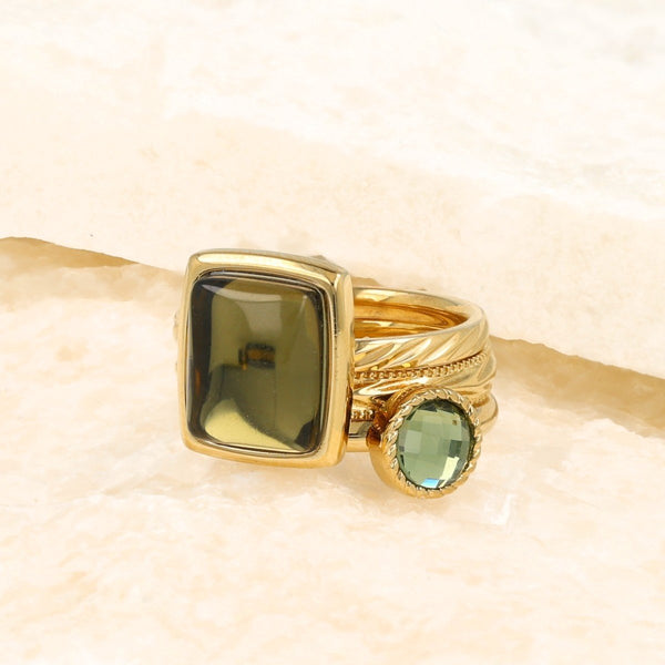 Gouden ringenset met lichtgroene glasstenen: aanschuifring, zeshoekige en vierkante steen. 1 jaar garantie.