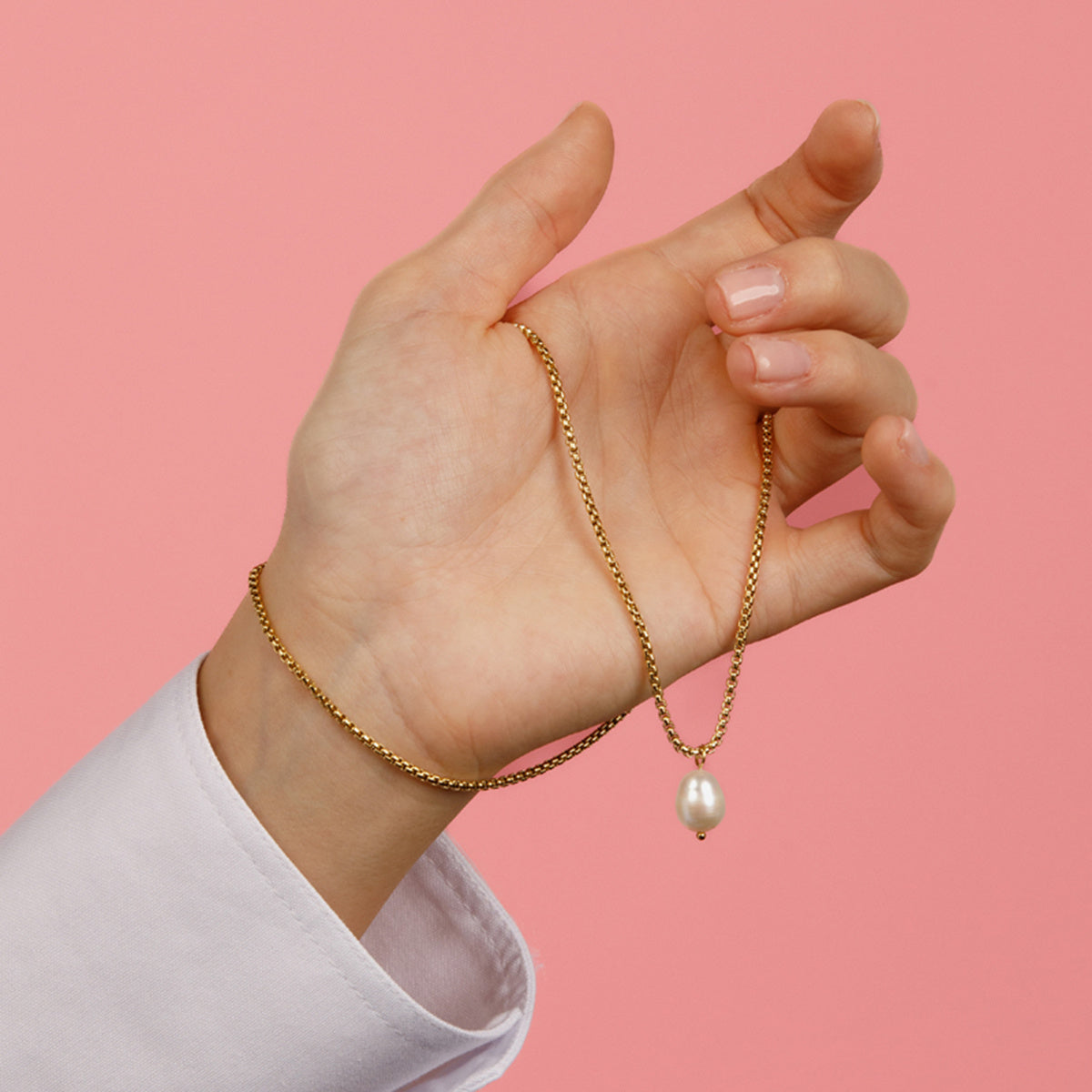 Gold link chain with freshwater pearl