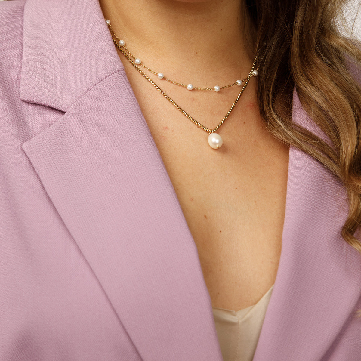 Gold link chain with freshwater pearl