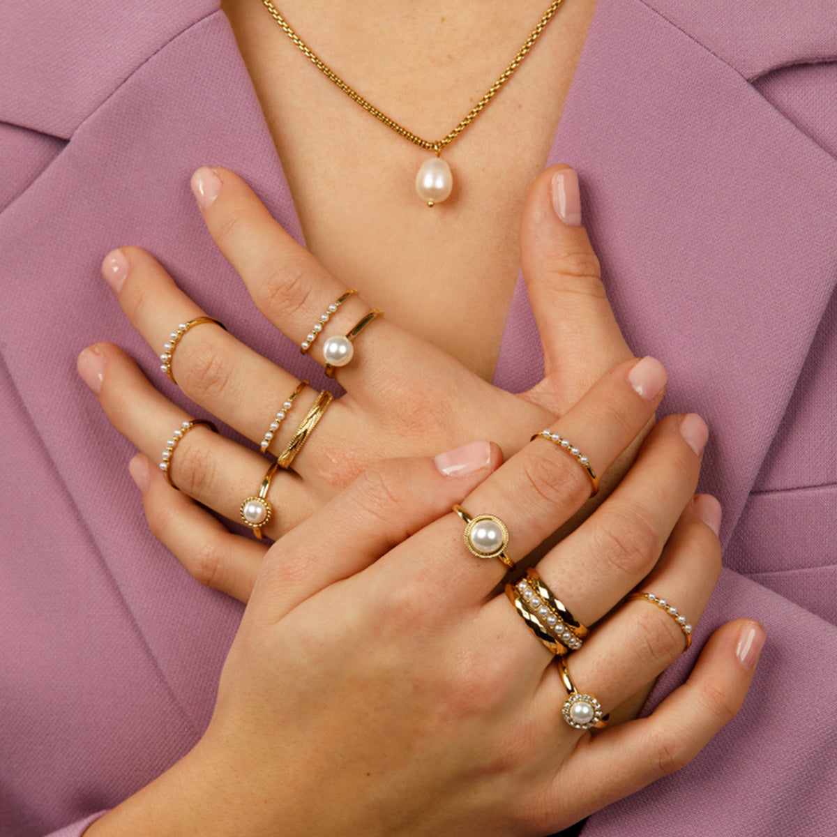 Gold link chain with freshwater pearl