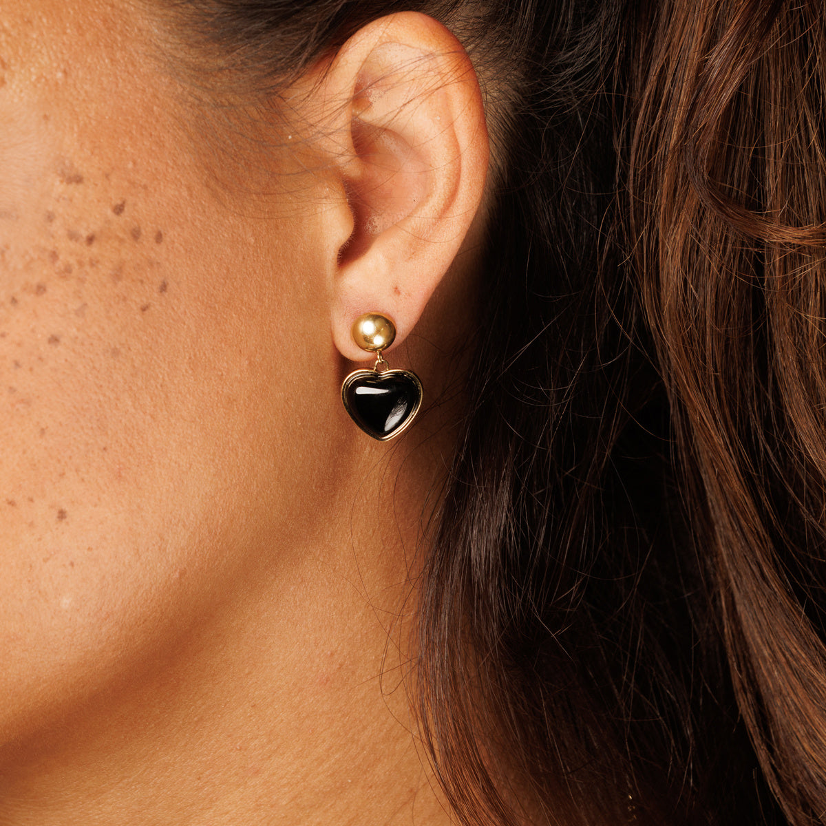 Heart-shaped Gold Stud Earrings with Onyx Touch