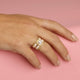 Elegante gouden ringenset met witte parel, stardust en roze keramiek. 5 ringen, los te dragen. 1 jaar garantie.