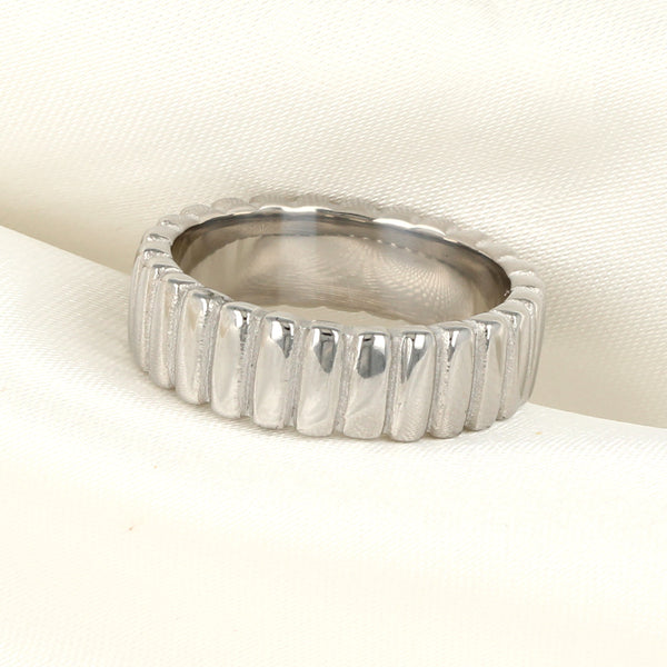 Zilverkleurige ring - stijlvolle ribbels - tijdloze charme