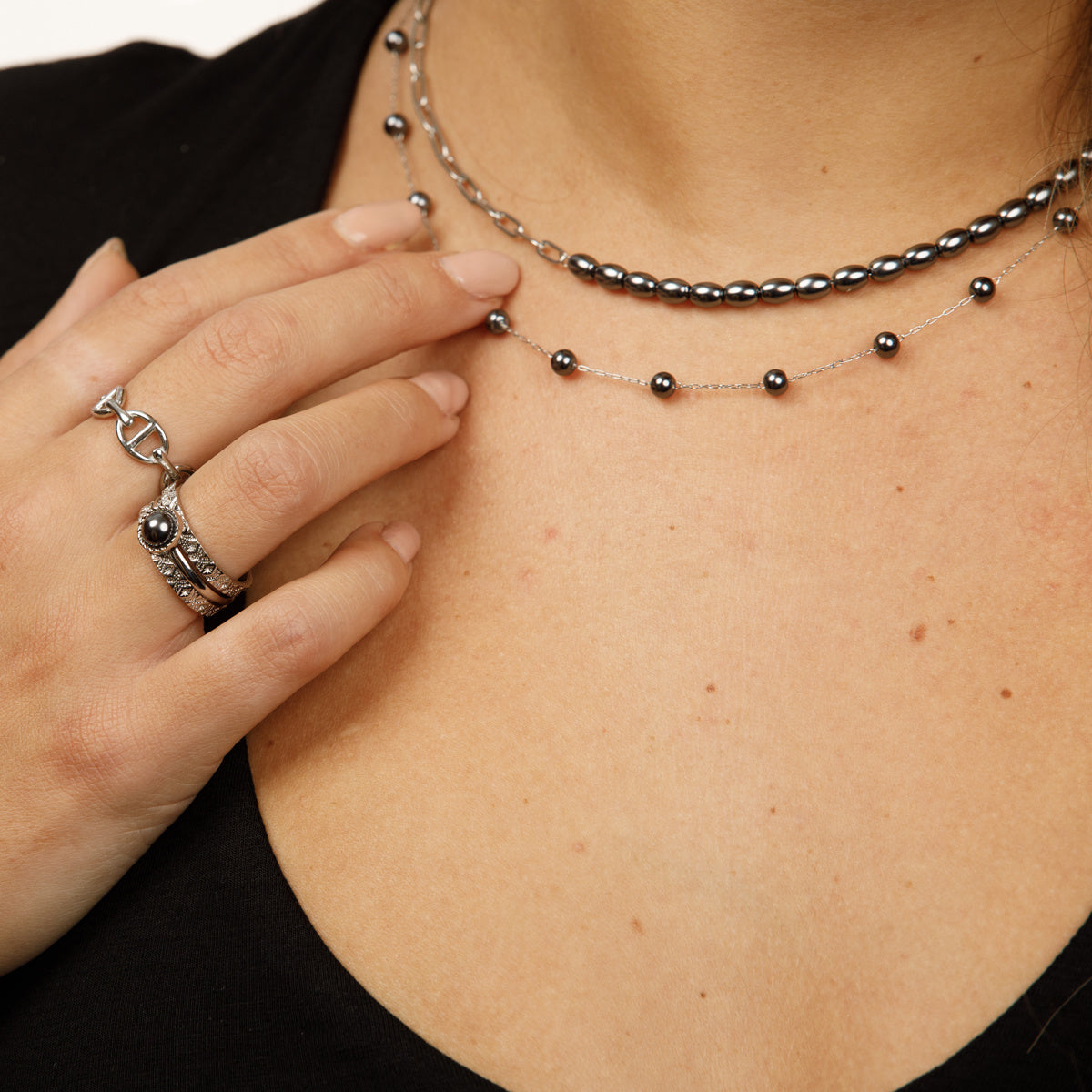 Silberne Gliederkette mit schwarzen Perlen - Feines Design
