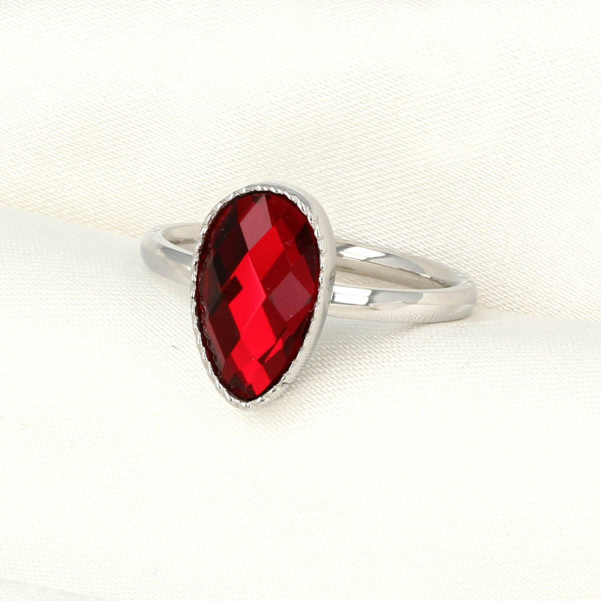 Ring mit Tropfen-Glasstein & gedrehtem Rand • Rot • Silber