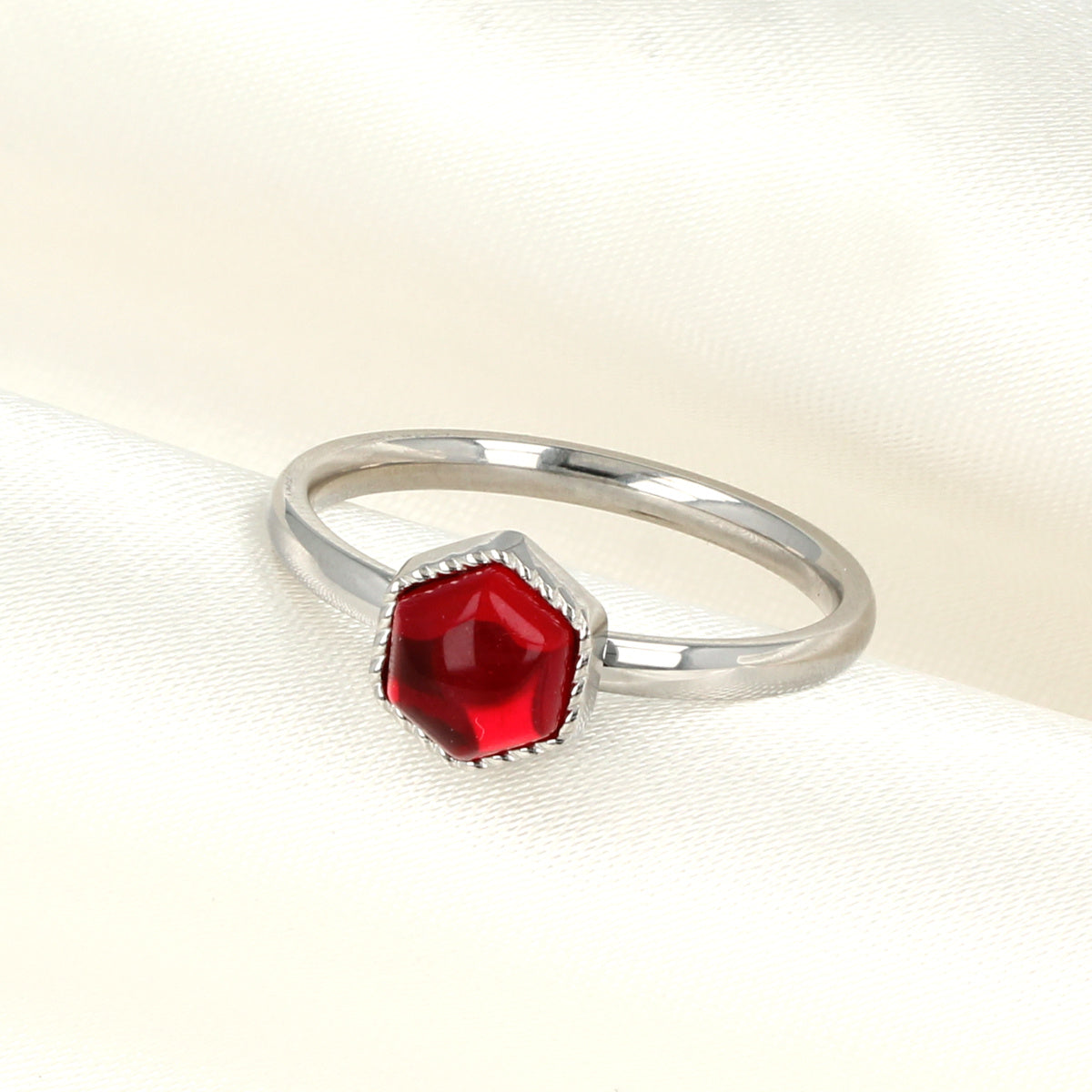 Silberner Ring - Dunkelroter sechseckiger Glasstein