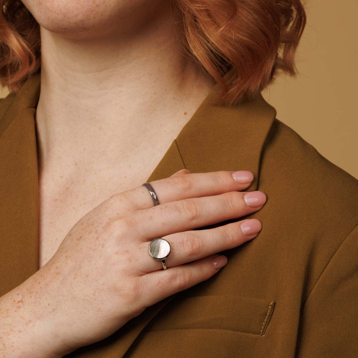 Silver ring - round mother-of-pearl - sparkling jewelry