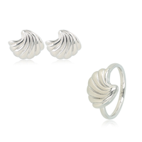 Zilveren schelpenset met ring en oorstekers