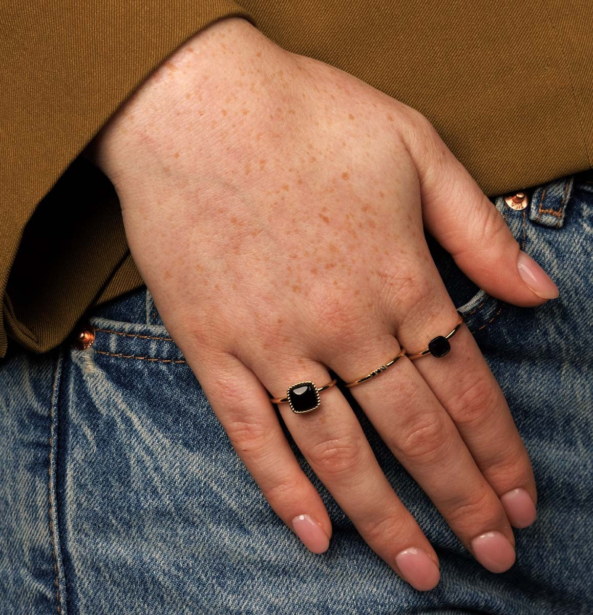 Minimalistische gouden ring - Drie zwarte glasstenen