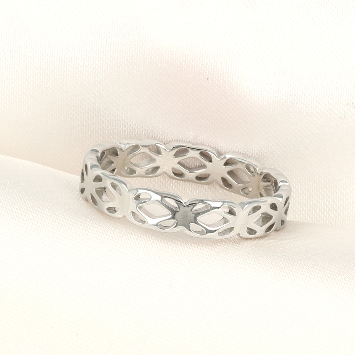 Silver ring - floral pattern - romantic and stylish