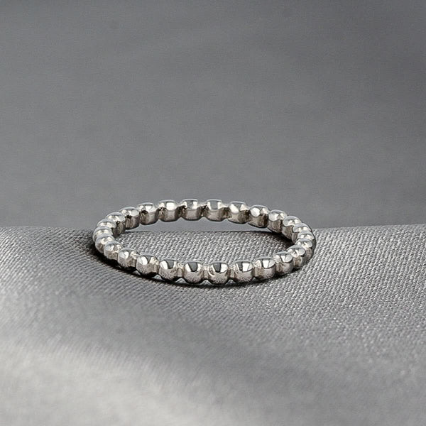 Zilverkleurige ring met bolletjes - Stainless steel - hypoallergeen