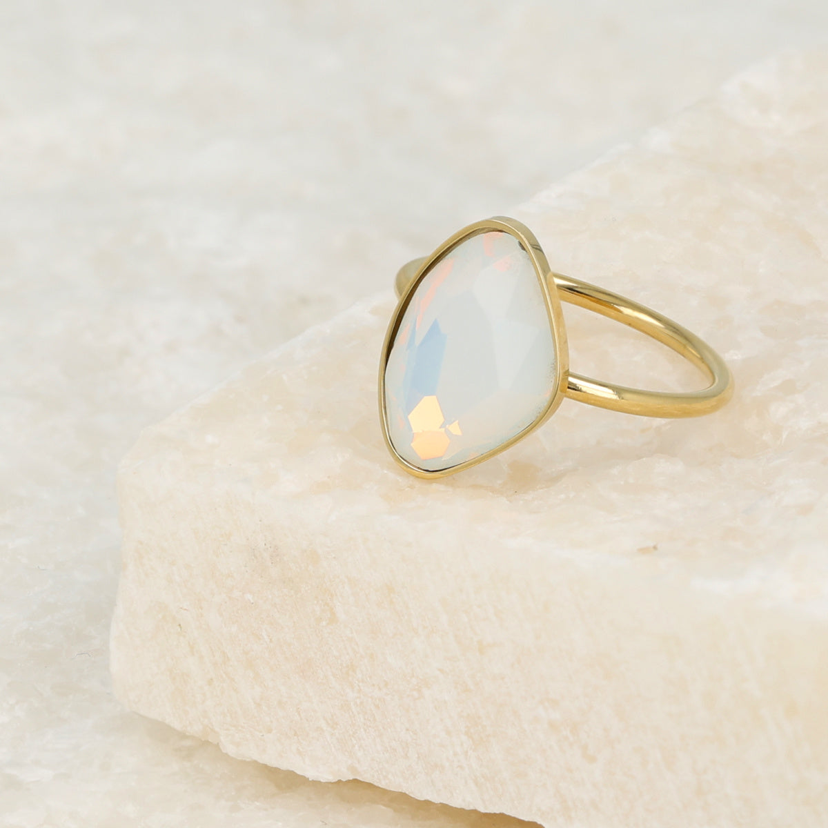 Goldener Aufsteckring mit Quarzglasstein - Minimalistisches Design