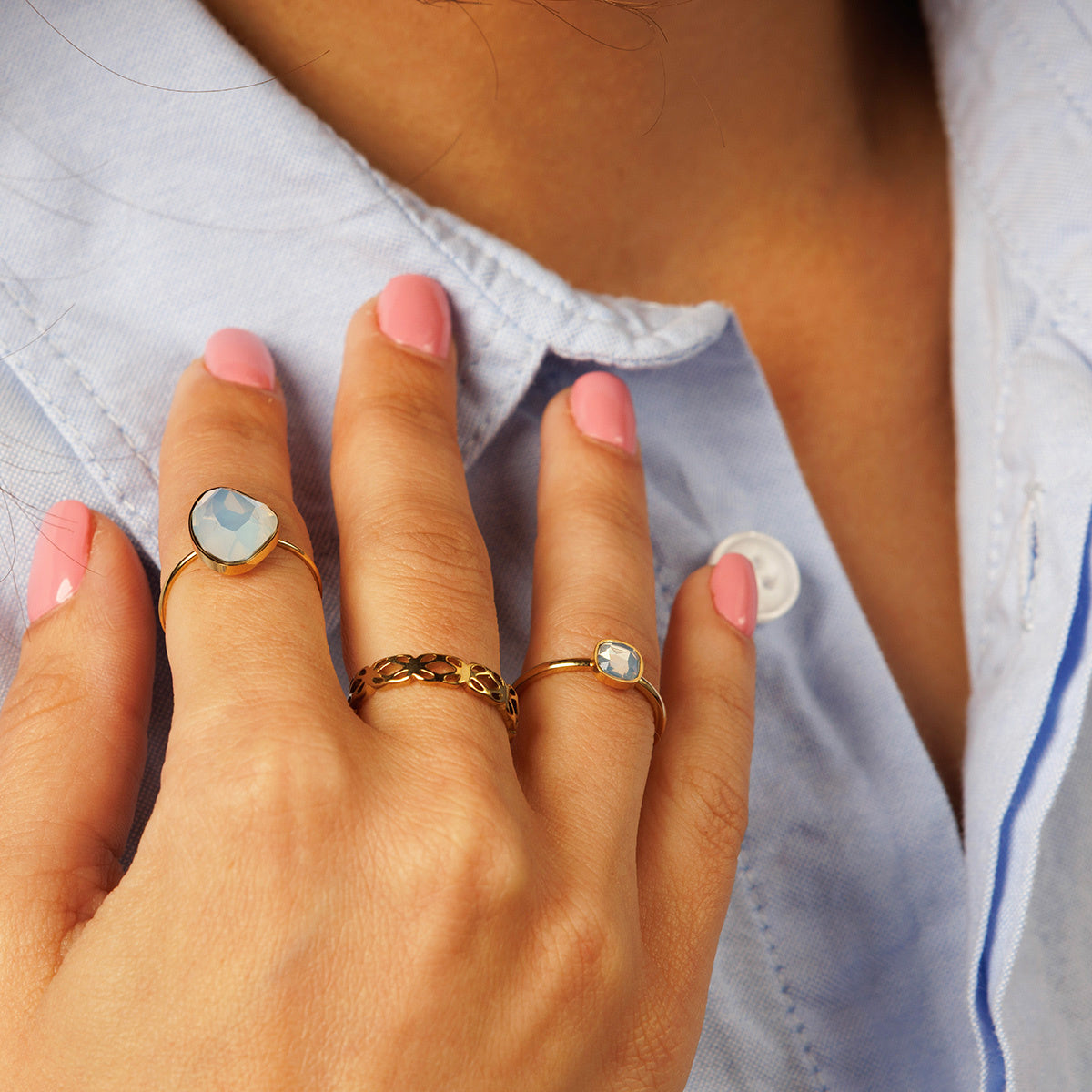 Goldener Aufsteckring mit Quarzglasstein - Minimalistisches Design