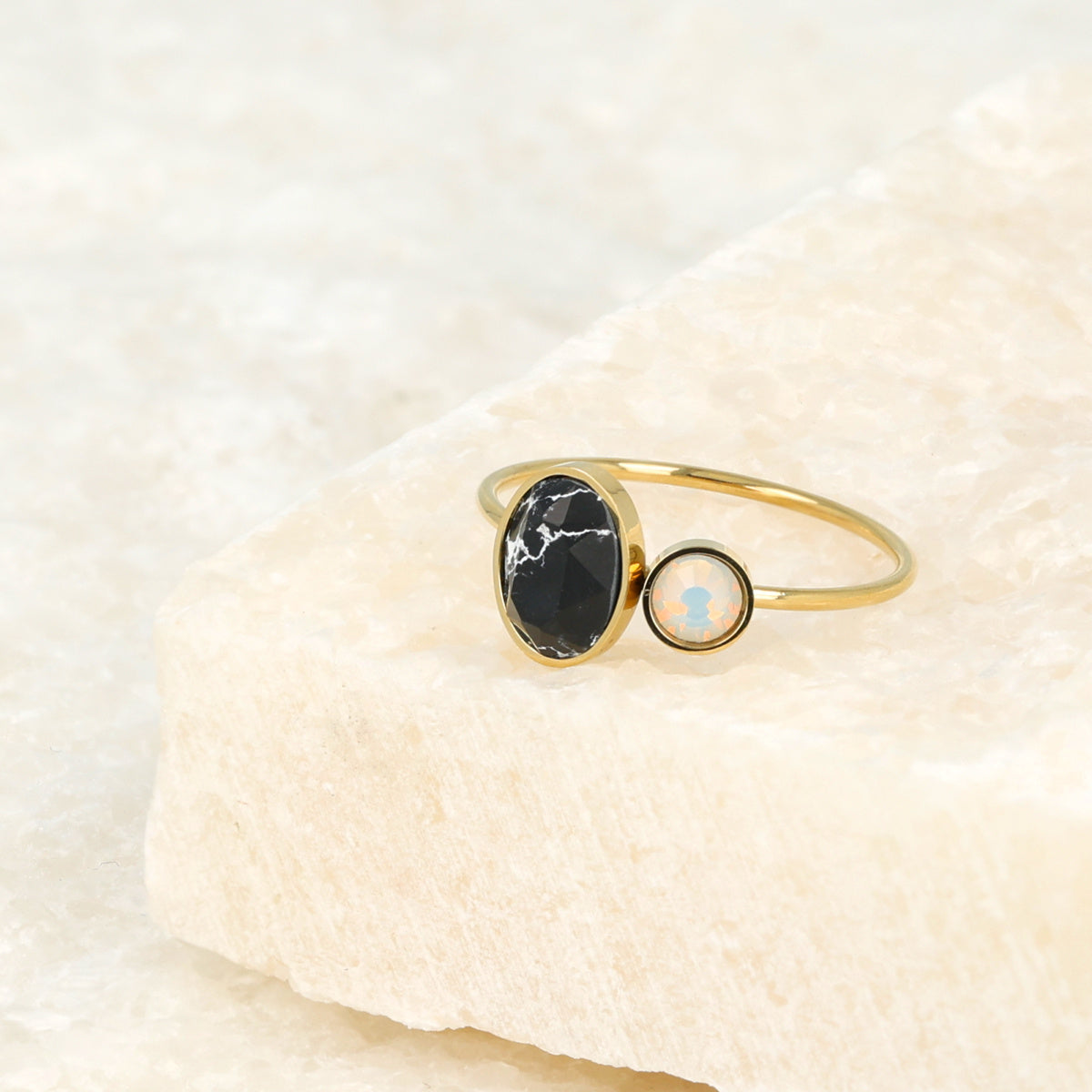 Golden spacer ring - Black and quartz glass stone