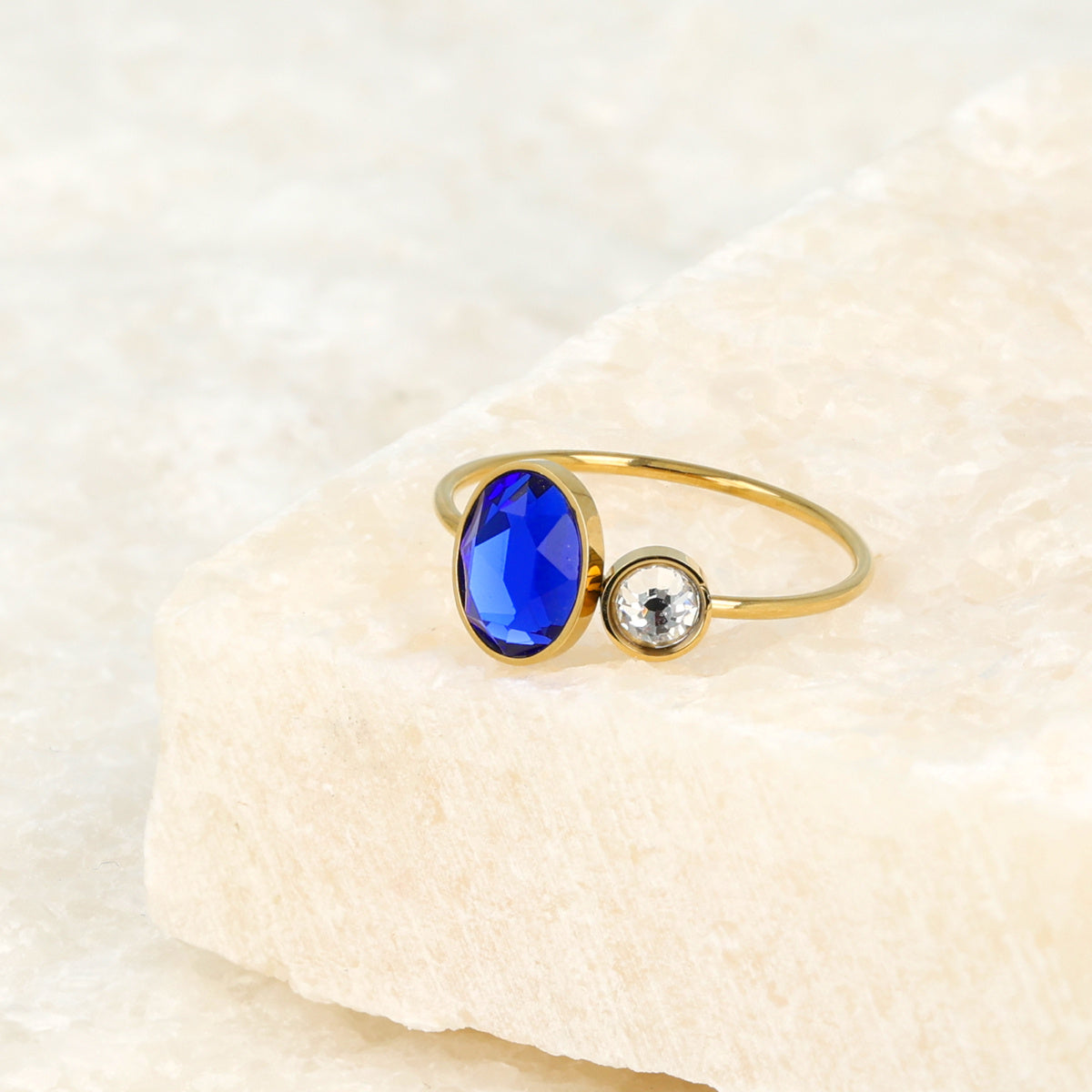 Gouden aanschuifring - blauwe en glassteen - Stainless steel