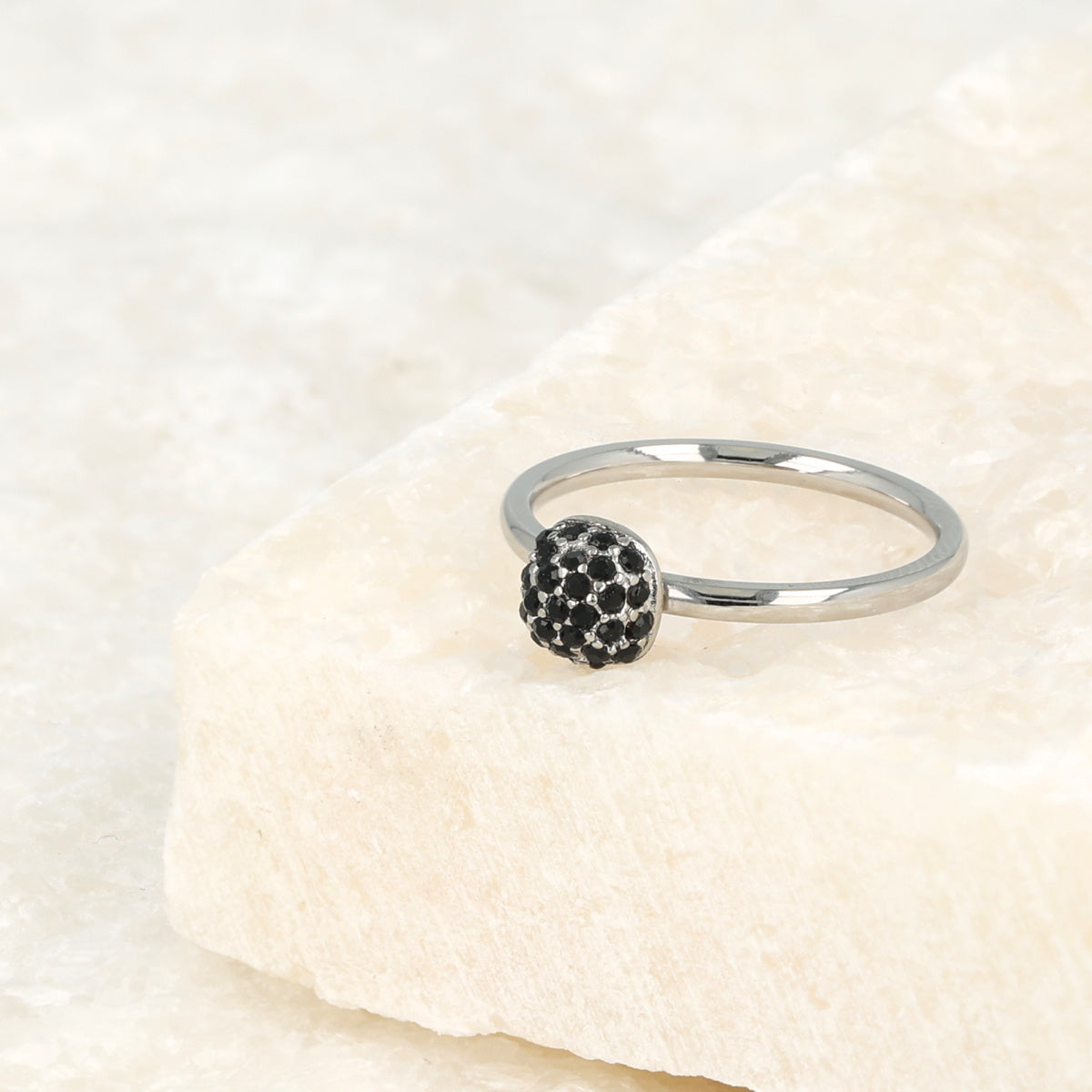 Zilveren ring met zwarte zirkonia - minimalistisch design