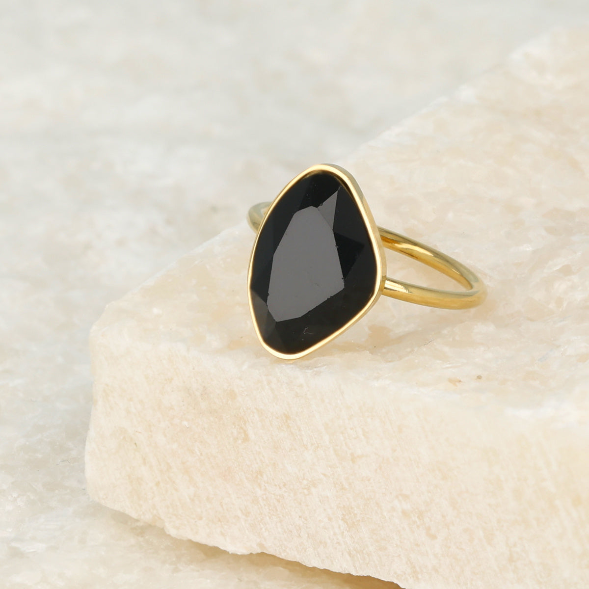 Creatieve gouden ring - Zwarte glassteen - Minimalistisch
