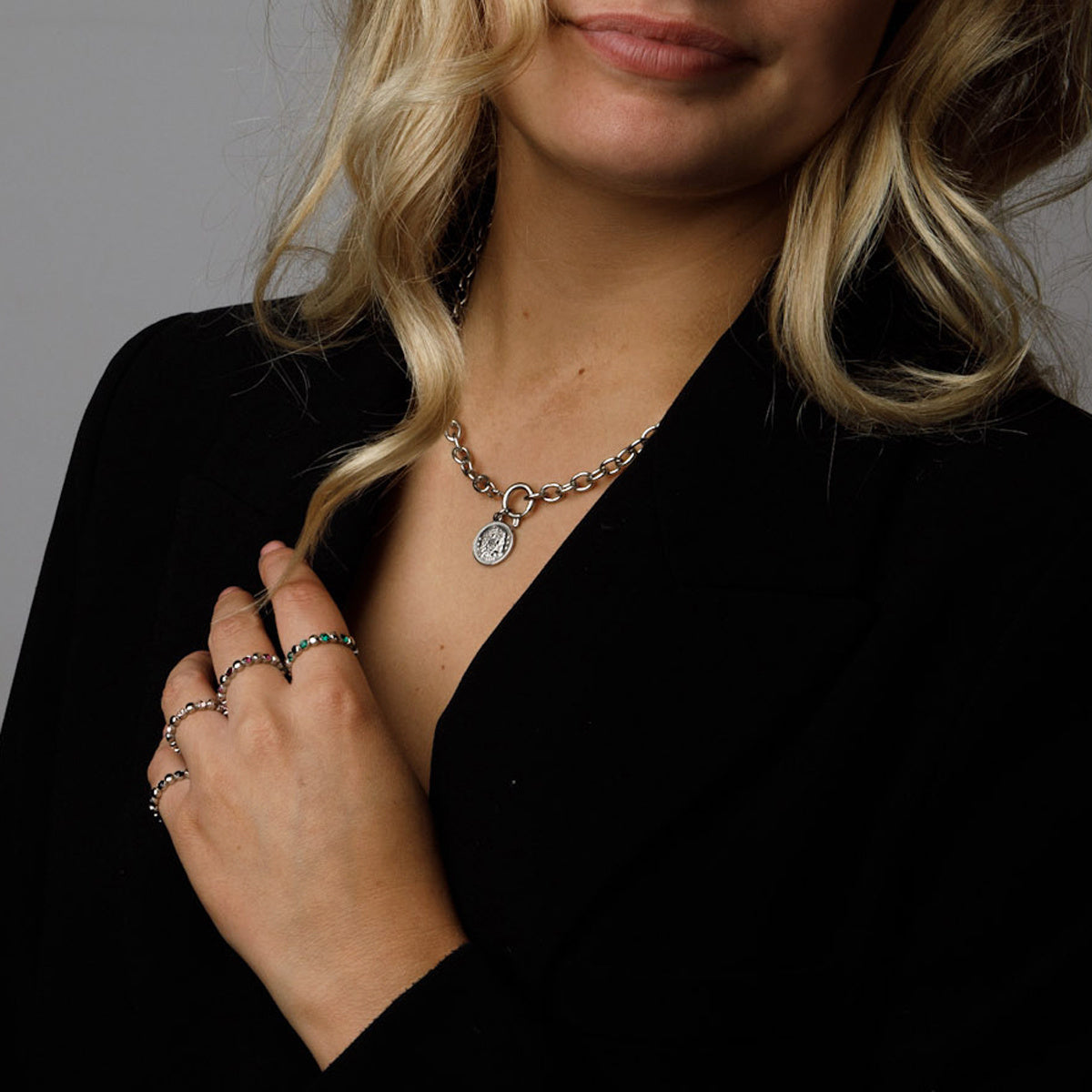 Silberne Kette mit großen Gliedern und Münzanhänger