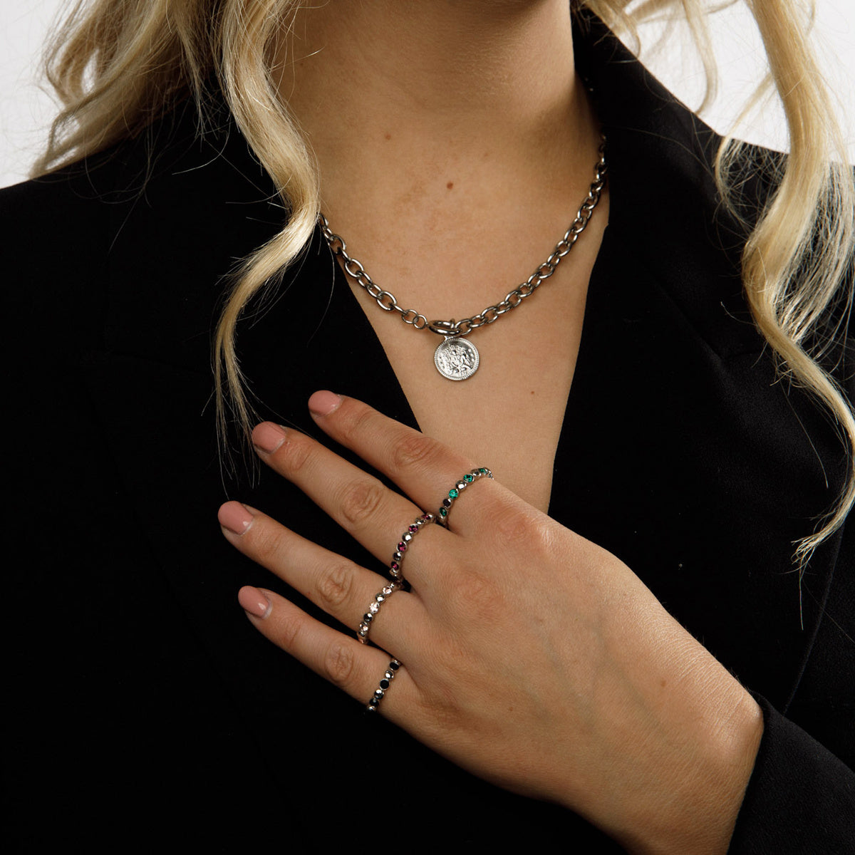 Silberne Kette mit großen Gliedern und Münzanhänger