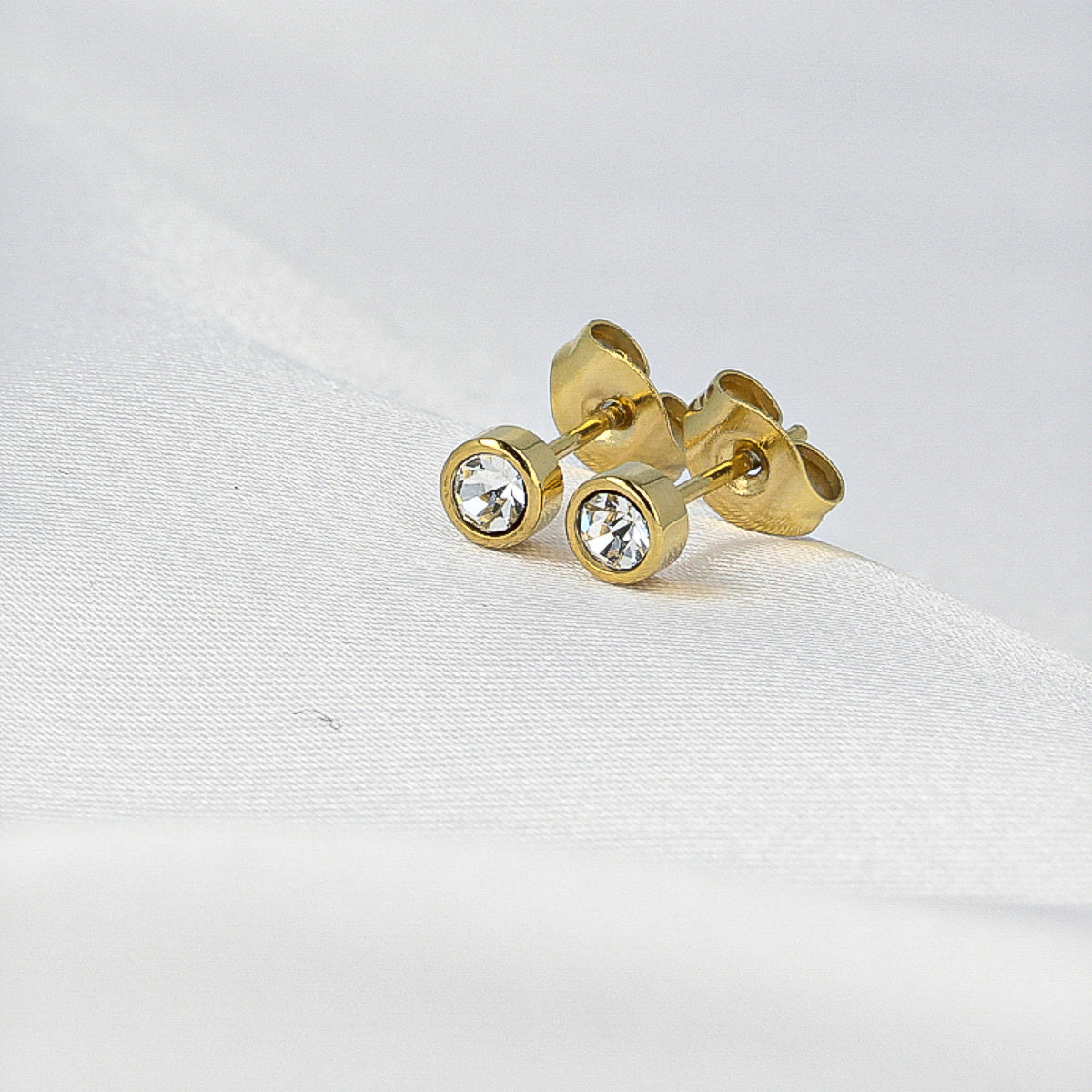 Radiant Gold Earring Stud with Zirconia - 4 mm