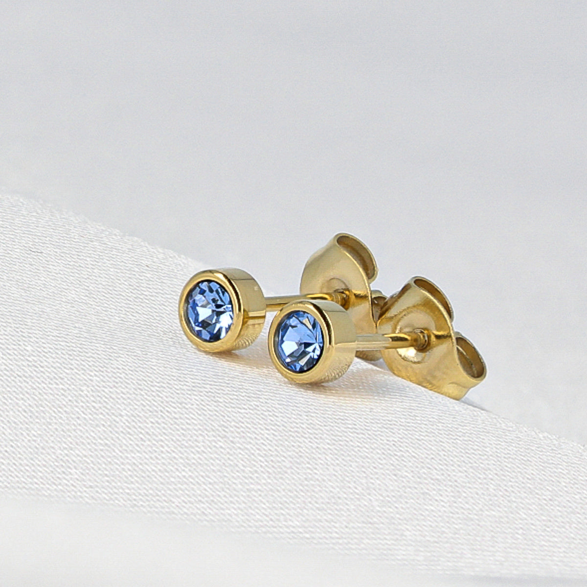 Radiant Gold Earring with Sapphire Zirconia 4mm