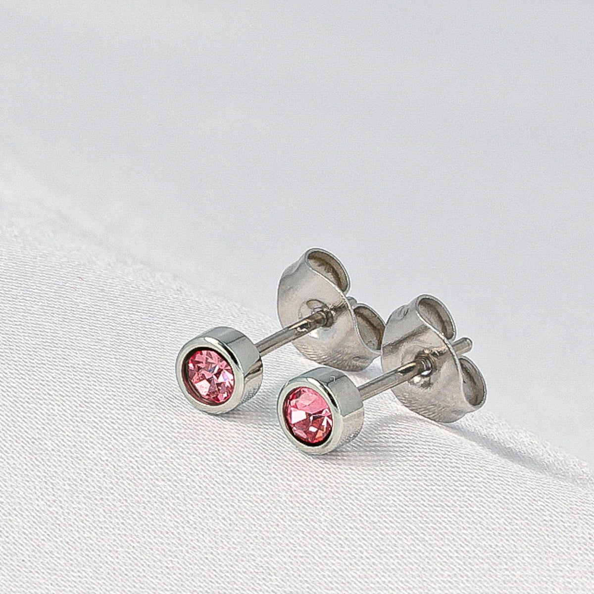 Roze Zirkonia Oorbellen: Stalen Elegantie in 4mm
