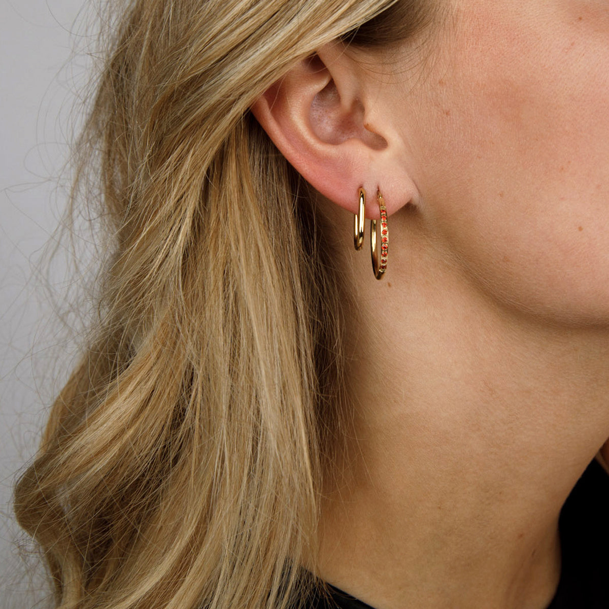 Stralende Gouden Oorringen met Rode Accenten 25mm