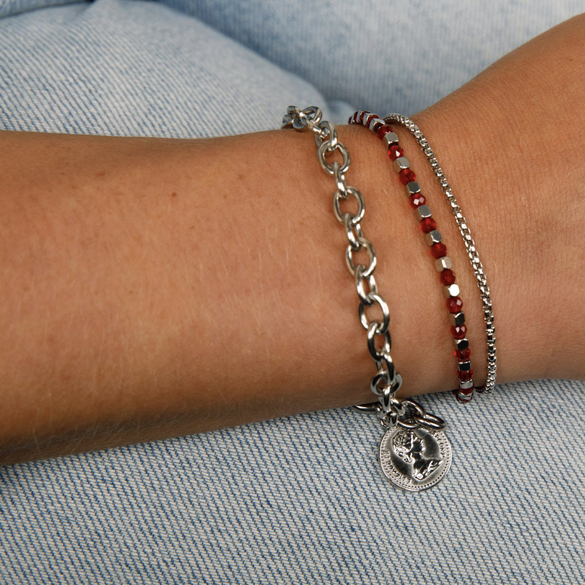 Silbernes Armband mit roten Glassteinen - elegantes Design