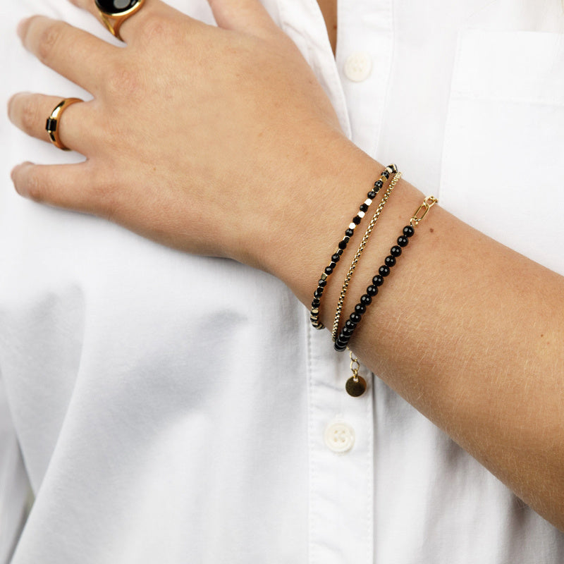 Gouden Armband met Zwarte Glasstenen - Elegant Accessoire