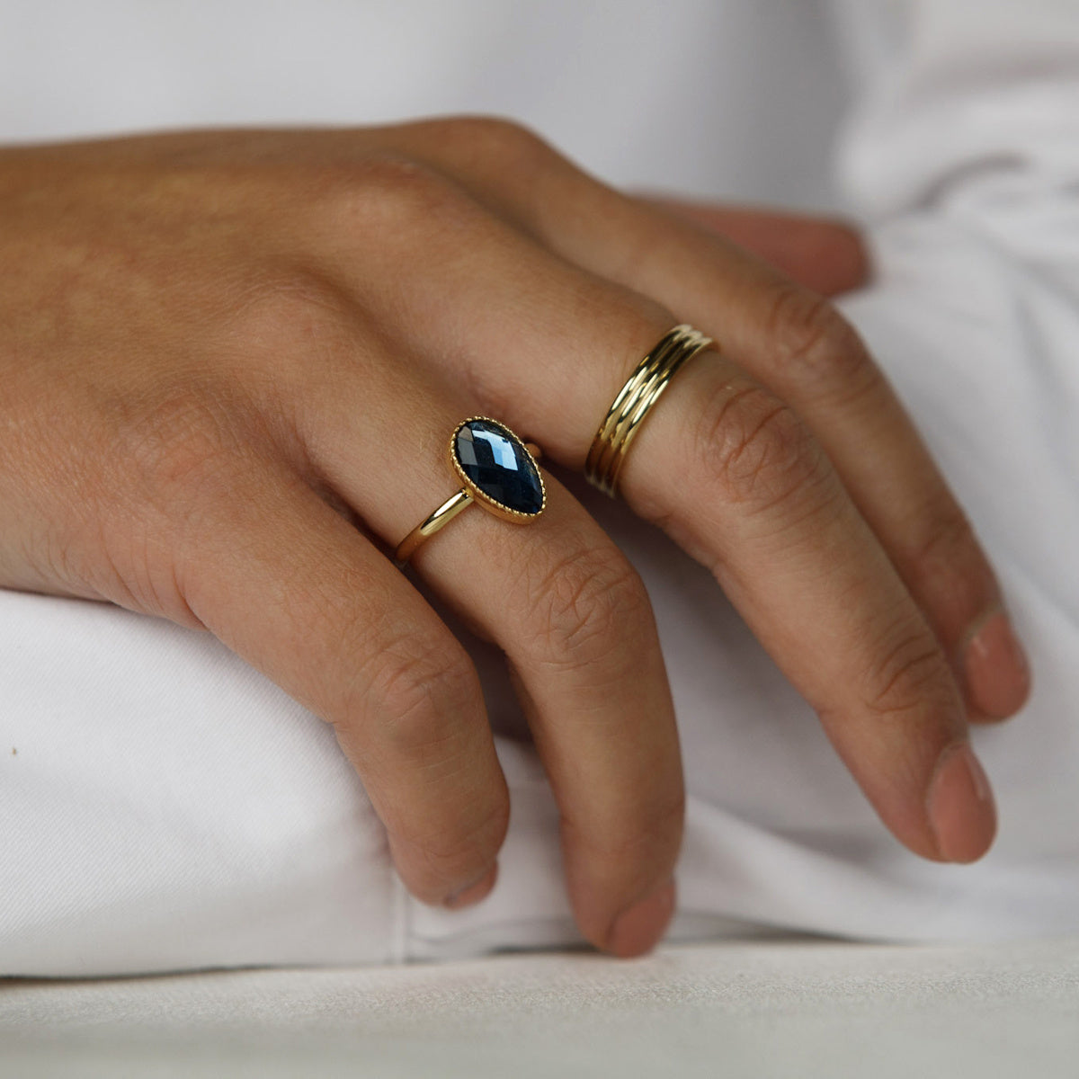 Gold ring - twisted edge - blue glass stone